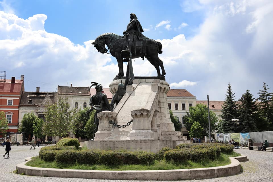 Profile view of Matthias Corvinus statue in Piata Unirii in Cluj-Napoca.