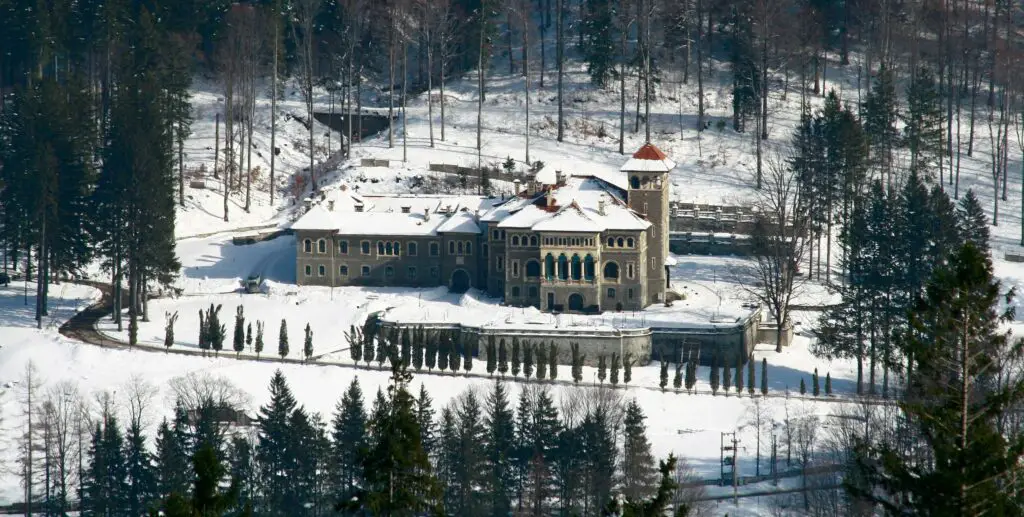 Castelul Cantacuzino covered in snow